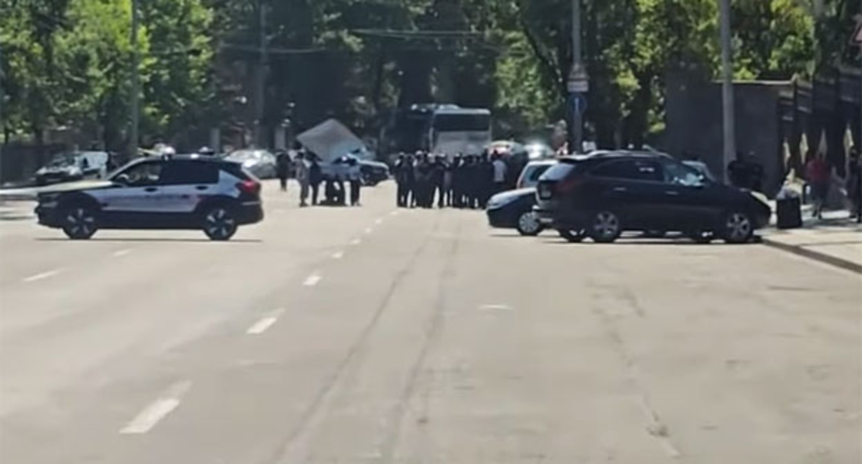 Родственники пропавших без вести блокируют движение на проспекте Баграмяна. 19 июня 2025 г. Скриншот видео https://news.am/rus/news/889252.html