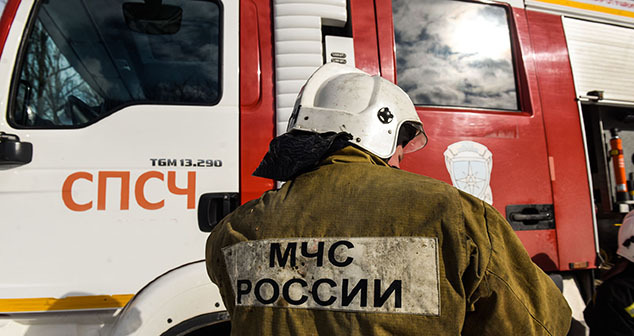 Сотрудник МЧС. Фото Елены Синеок, "Юга.ру"